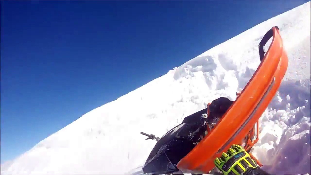 Un homme en motoneige se prend une grosse gamelle en voulant monter sur une bute