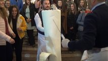 Kahramanmaraş Bosnalı Öğrenciler Satırla Dondurma Kesti