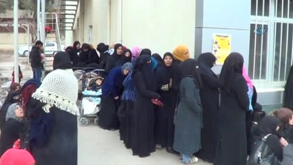 Gıda Kartı Almak İsteyen Suriyeli Vatandaşlar Uzun Kuyruklar Oluşturdu