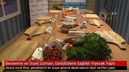 Beslenme ve Diyet Uzmanı, Gönüllülerle Sağlıklı Yiyecek Yaptı