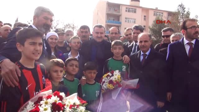 Şırnak Bakan Bak, İdil'de Halı Sahada Top Oynadı, Toprak Sahada Maç İzledi