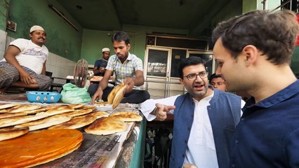 INDIAN STREET FOOD Tour in LUCKNOW with MONSTER BBQ CHICKEN and CHEAP SPICY CURRY !