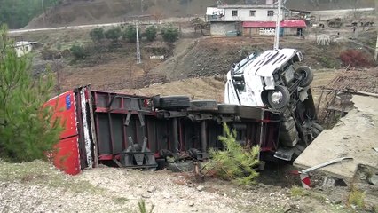 Tır metruk binanın üzerine devrildi: 1 yaralı - KAHRAMANMARAŞ