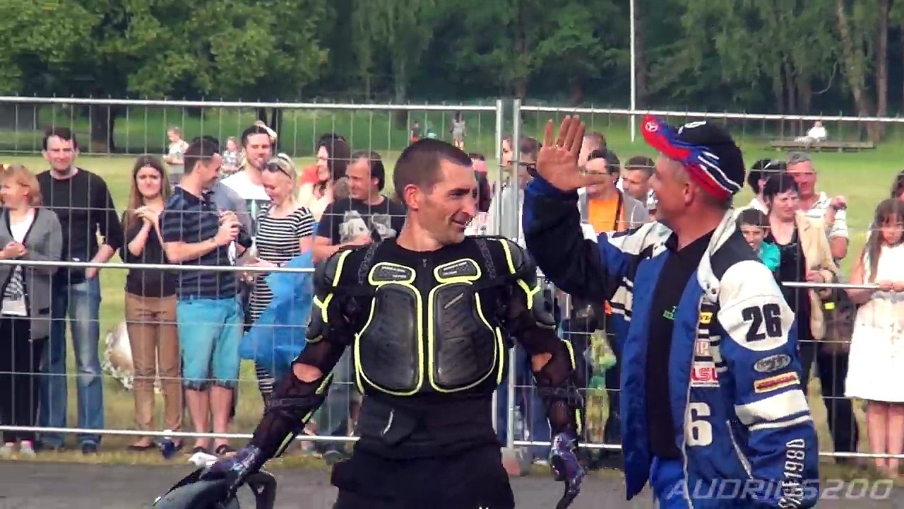 Must see_ 'Flying cars' stunt show in Vilnius (World record) loop