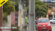 BROMAS PESADAS EN LA CALLE_  Broma de la Mochila  _ Videos para cagarse de Risa