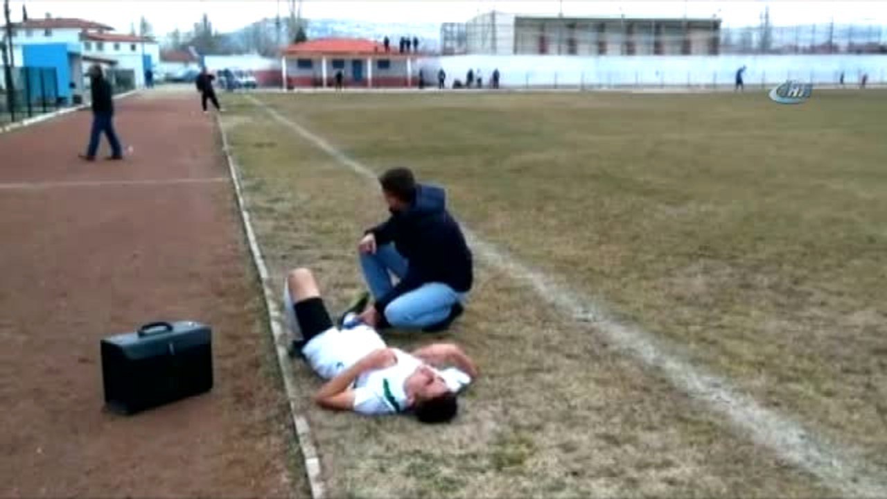 Sakatlanan Futbolcu Saha Kenarında Ambulans Bekledi