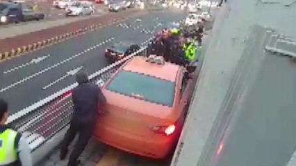 [영상] "길 잘못 들어서" 인도로 올라간 택시 / YTN