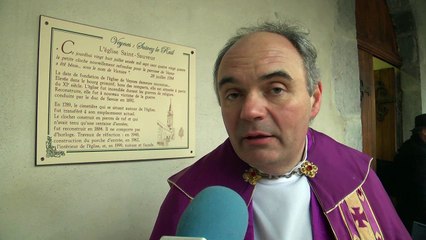 Le père Dubois prononce quelques mots pour