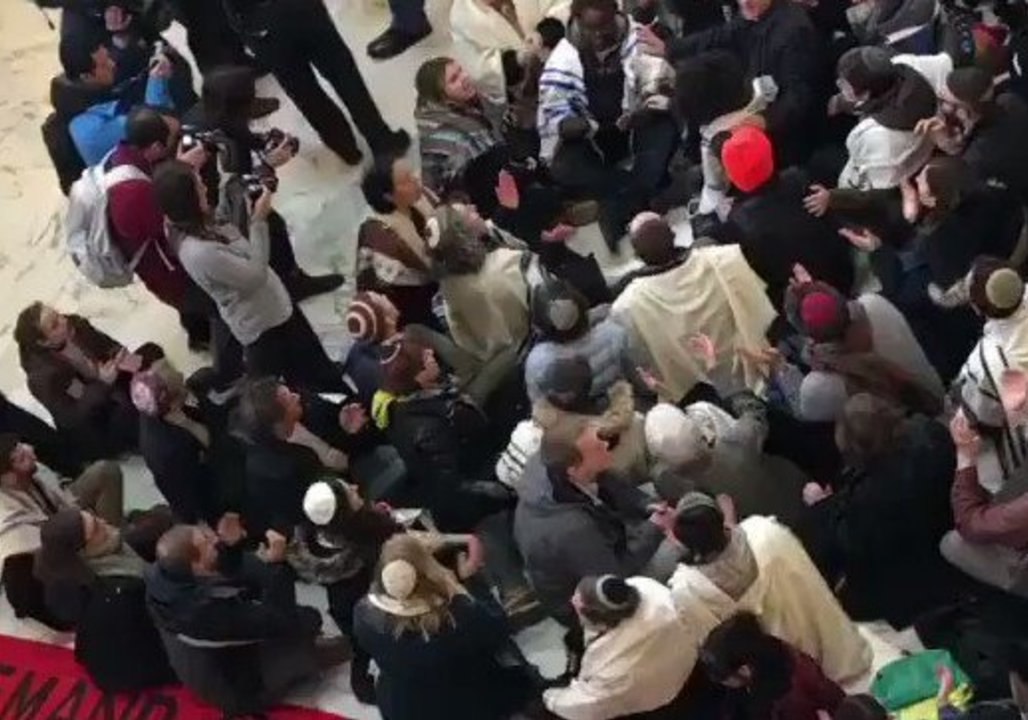 Protesters Sing 'We Will Not Be Moved' in DREAM Act Protest in Washington