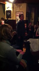 Ce gamin enflame un pub en Irlande en chantant avec une voix divine !