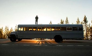 Epuisé par le loyer qu’il paye, un architecte  se loge dans un bus aménagé et parcours 10000 Km