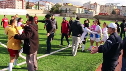 Kadın futbolcular kavga etti, maç tatil edildi