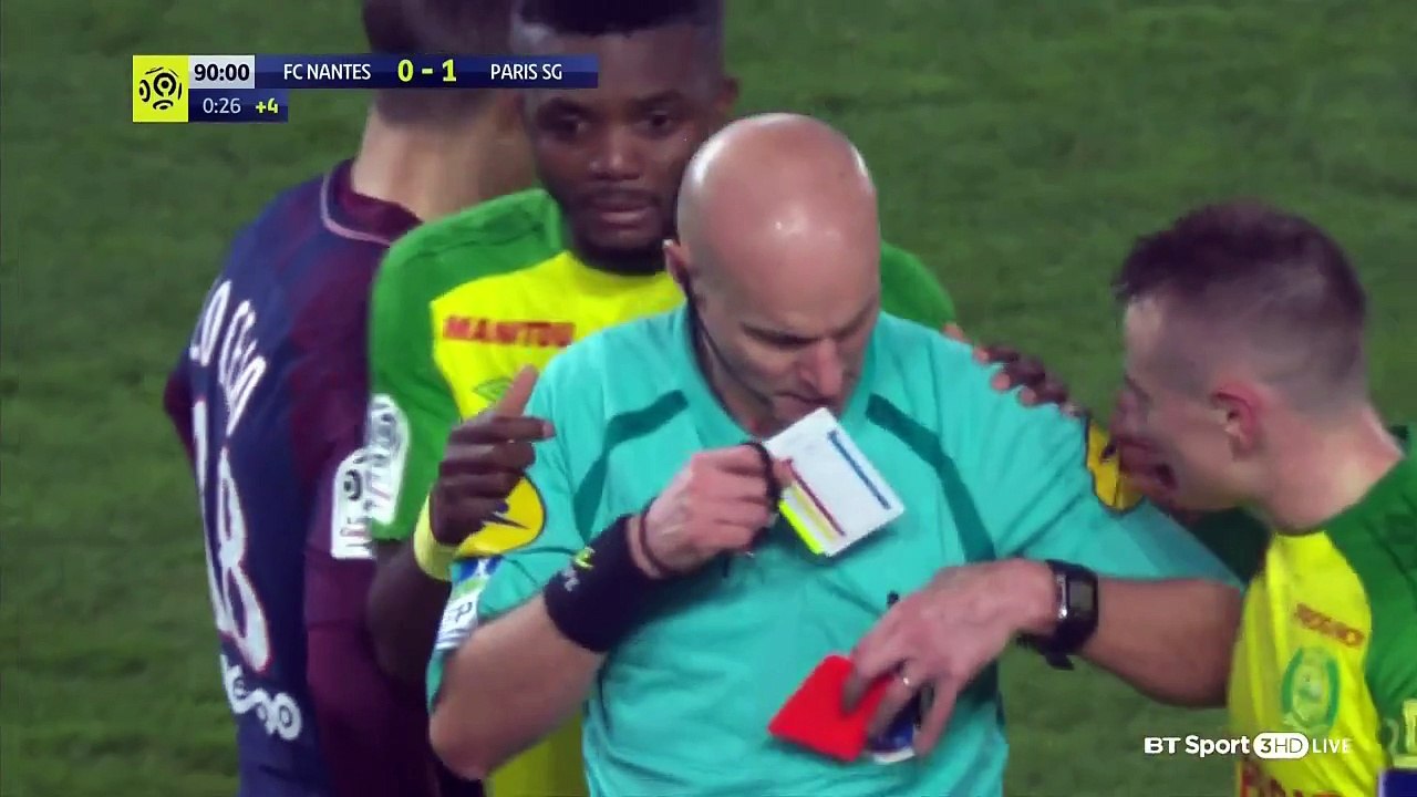 L'arbitre Tony Chapron donne un coup de pied à Diego Carlos avant de l'expulser