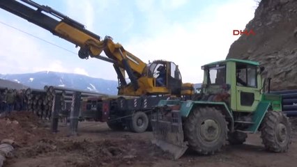 Artvin'de Hafriyat Kamyonu, Kaydığı Uçurumdan Güçlükle Çıkarıldı