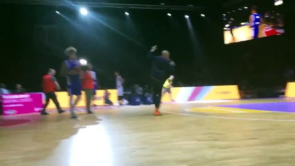 Au All-Star Game allemand, un joueur dunke sur un faux Donald Trump