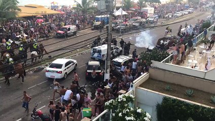 Скачать видео: Bloco pré-carnaval termina em confusão e correria na orla de Vila Velha