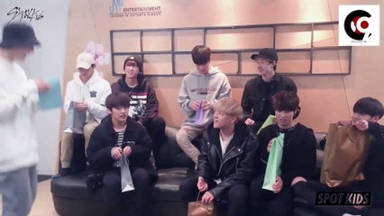 [ENG SUB] [SPOT KIDS: BLACK] 새해맞이 Stray Kids의 선물 교환 현장 포착 FINAL