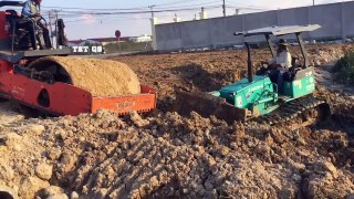 108.Excavator Kobelco SK200 Bulldozer Pulls Out Rolo Compactador Hamm 3411 From a Mud 'Stuck-'