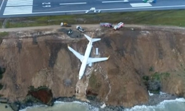 Tergelincir, Pesawat Pegasus Airlines Nyaris Terjun ke Laut