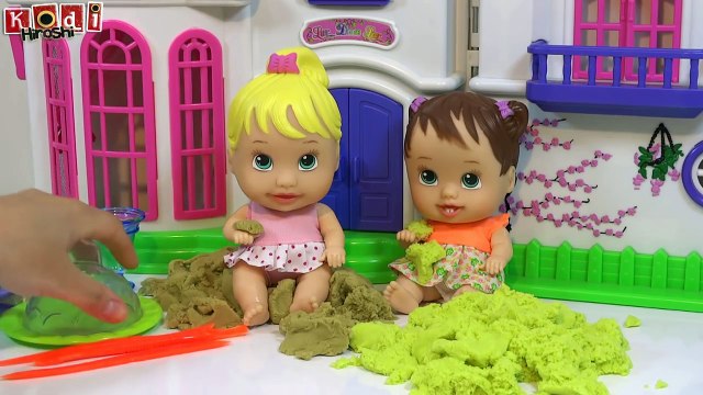 BRINCANDO DE FAZER COMIDINHAS COM AREIA DE MODELAR COM MINHAS BONEQUINHAS