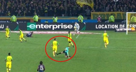 Fransa Liginde Hakem Futbolcuya Önce Tekme Savurdu, Sonra Oyundan Attı
