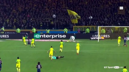 Hakem hem oyuncuya çelme taktı hem de oyundan attı