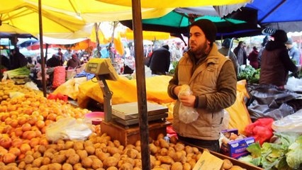 Kurtlar Vadisi müziğiyle patates satan Iraklı pazarcı
