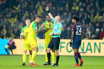 Un arbitre a essayé de tacler un joueur sur le terrain !