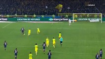 Nantes-PSG: L'incroyable vidéo de l'arbitre qui tente de faire tomber un joueur en lui faisant un croche-patte... puis l