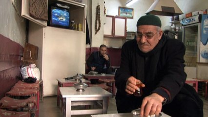 Yarım asırdır aynı kahvede çay demliyor