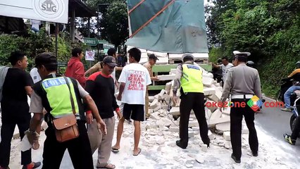 Gagal Menanjak, Muatan Truk Tumpah di Tanjakan Sumur Jurang