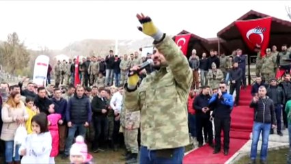 Yusuf Güney’den Mehmetçik’e moral konseri