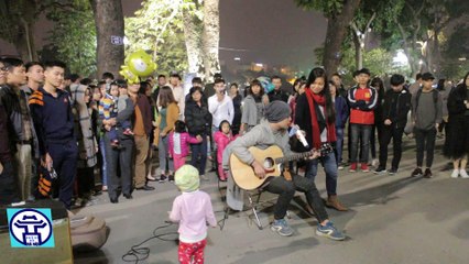 chàng trai vừa đàn vừa hát cả phố đi bộ lắng nghe