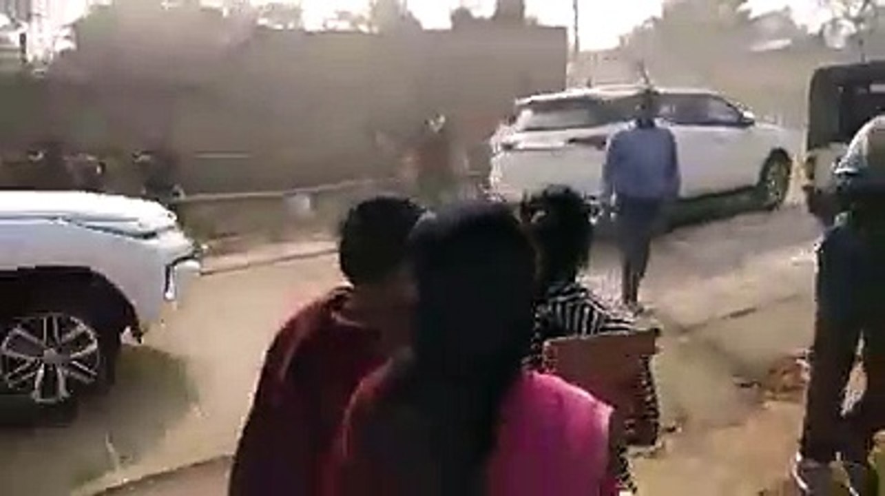 People of Kasur Welcomed Maryam And Shahbaz Sharif With Stones And Bricks