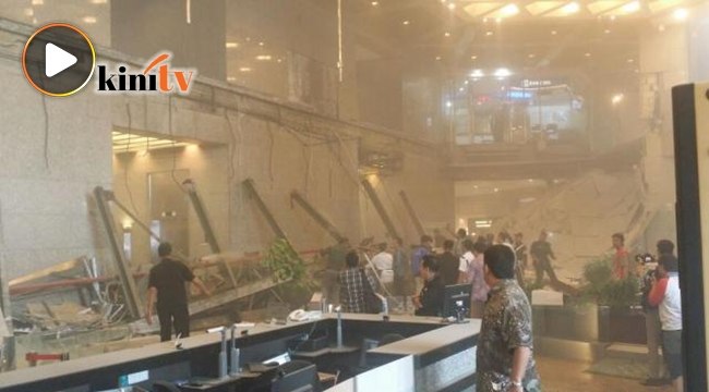 Lantai bangunan Bursa Saham Indonesia runtuh