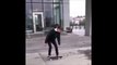Ce pauvre cycliste va detester les skateboards pour le restant de sa vie