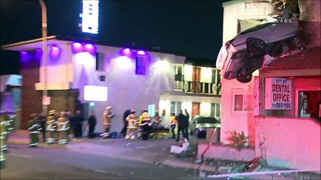 Il perd le controle de sa voiture et se retrouve perché au premier étage d'une maison