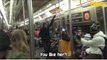 Ce ventriloque de rue dans le métro de NY est énorme! Plié de rire