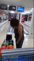 Une femme se trompe de cible durant une partie de bowling