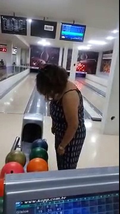 Une femme se trompe de cible durant une partie...