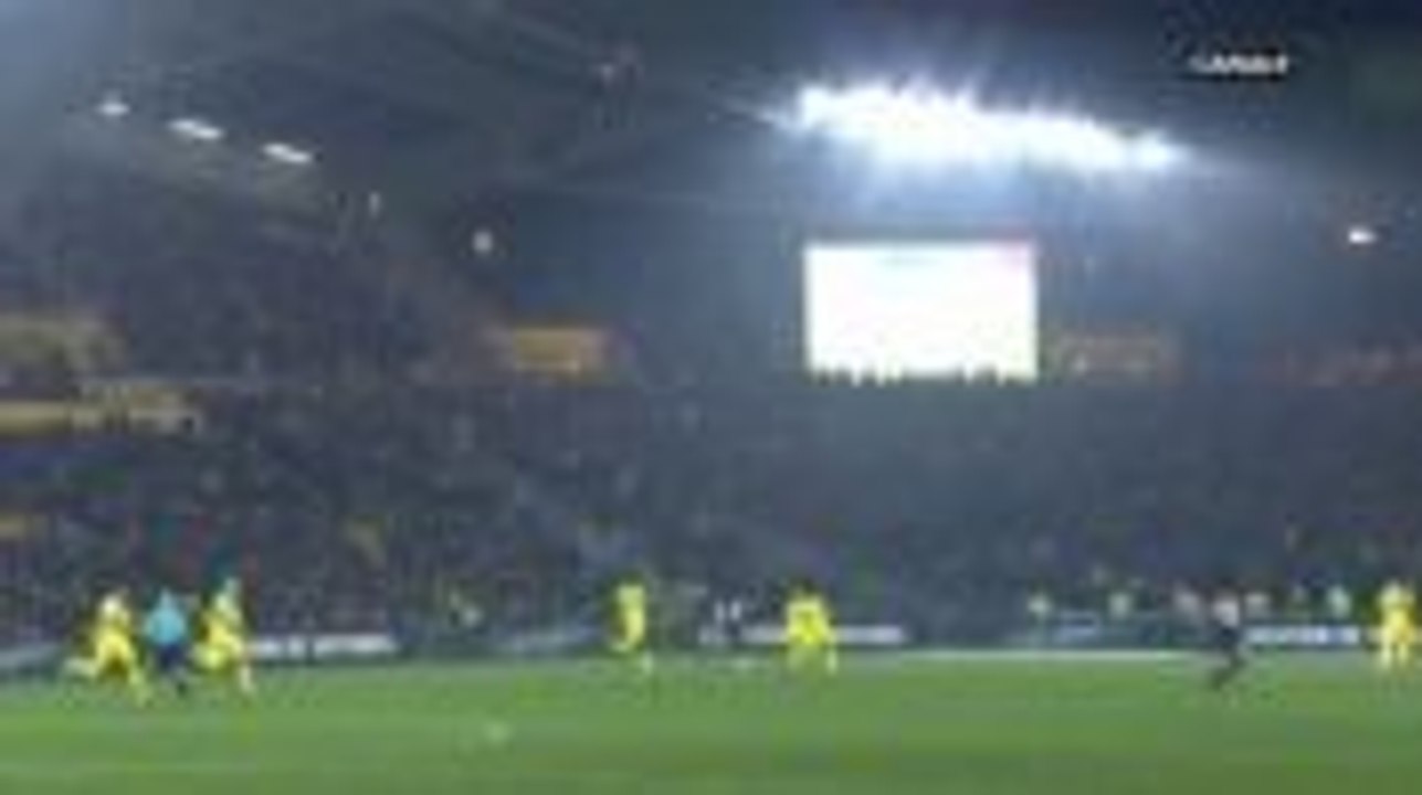 L'arbitre Tony Chapron tente de tacler un joueur