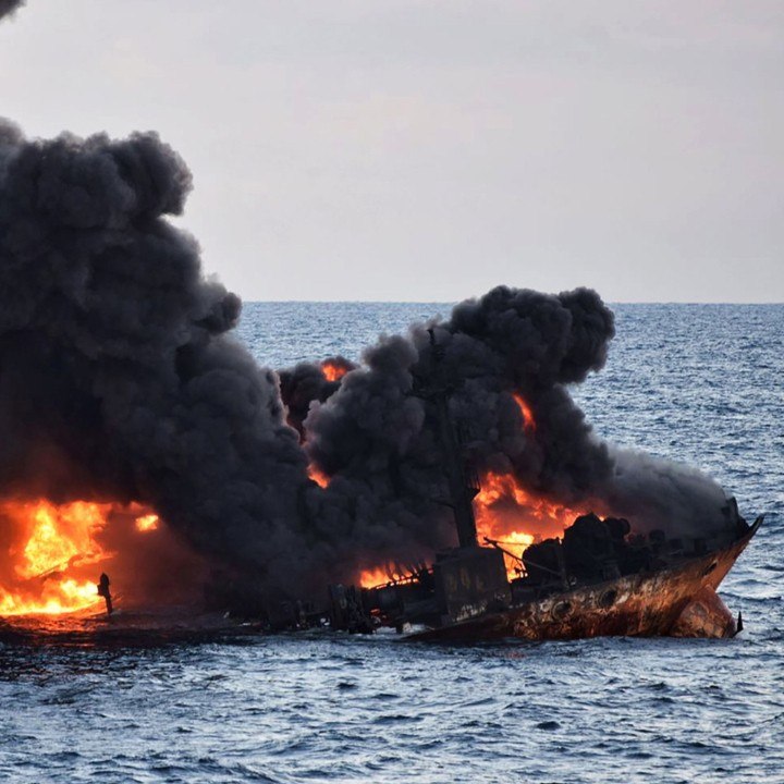 Le pétrolier iranien, dévoré par les flammes, coule