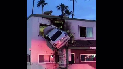 Tai nạn khó hiểu khi ô tô "hạ cánh" tại cửa sổ tầng 2 của ngôi nhà