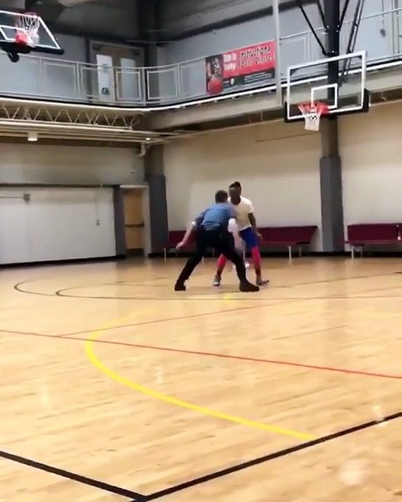 Ce policier éteint un joueur de basket universitaire en face à face !