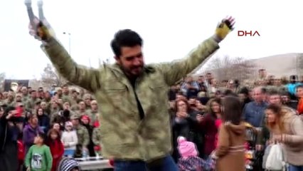 Van Sanatçı Güney, Van'da Mehmetçiğe Konser Verdi