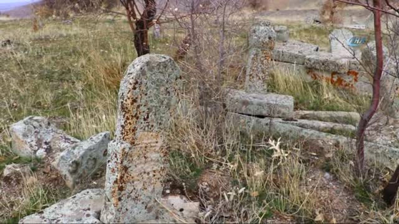 Osmanlı Dönemine Ait Mezarlardaki Şekiller Gizemini Koruyor
