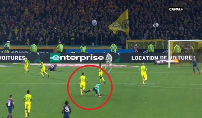 Nantes - PSG : L'arbitre Tony Chapron tacle Diego Carlos (foot)
