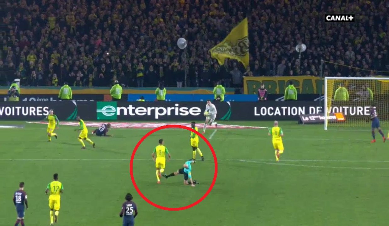 Nantes - PSG : L'arbitre Tony Chapron tacle Diego Carlos (foot)