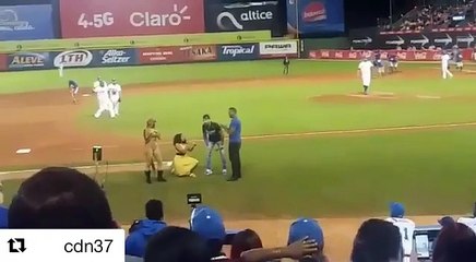 Mujer le pide matrimonio a su novio.