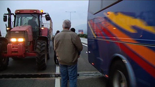 Ούτε με τα μπλόκα συμφωνούν, ούτε τον Αποστόλου πιστεύουν, οι αγρότες των Τεμπών